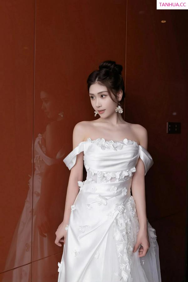   [XiuRen]高清写真图 2025.09.26 No.10814 刘婷婷 白色婚纱第3张图片